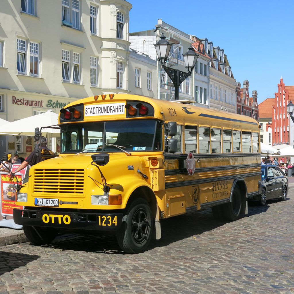 Stadtrundfahrt mit einem ehemaligen US-Schulbus