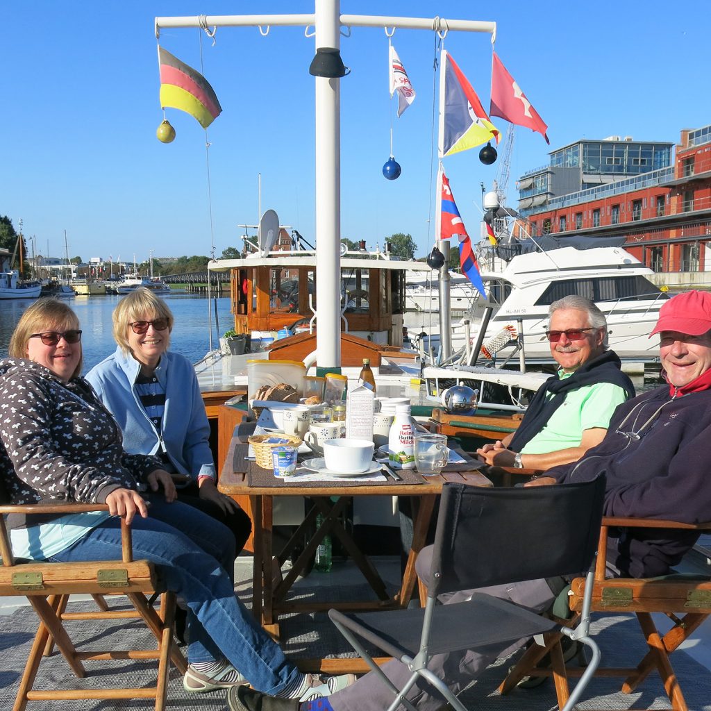 Frühstück mit Lara, Christina und Kuno Müller an Deck in Lübeck