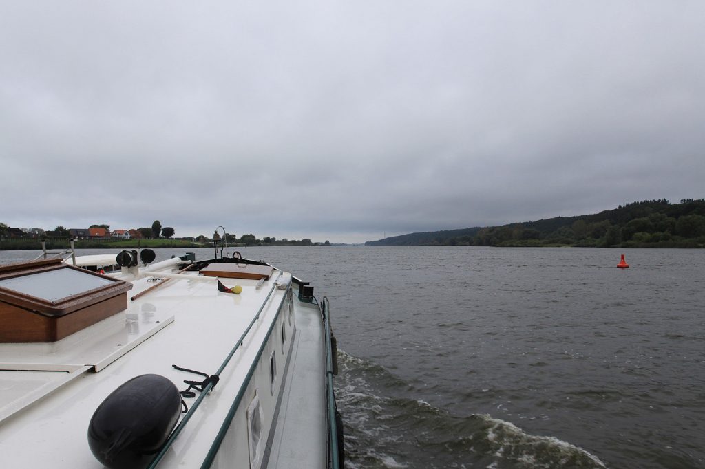 Aufziehendes Gewitter über der Elbe