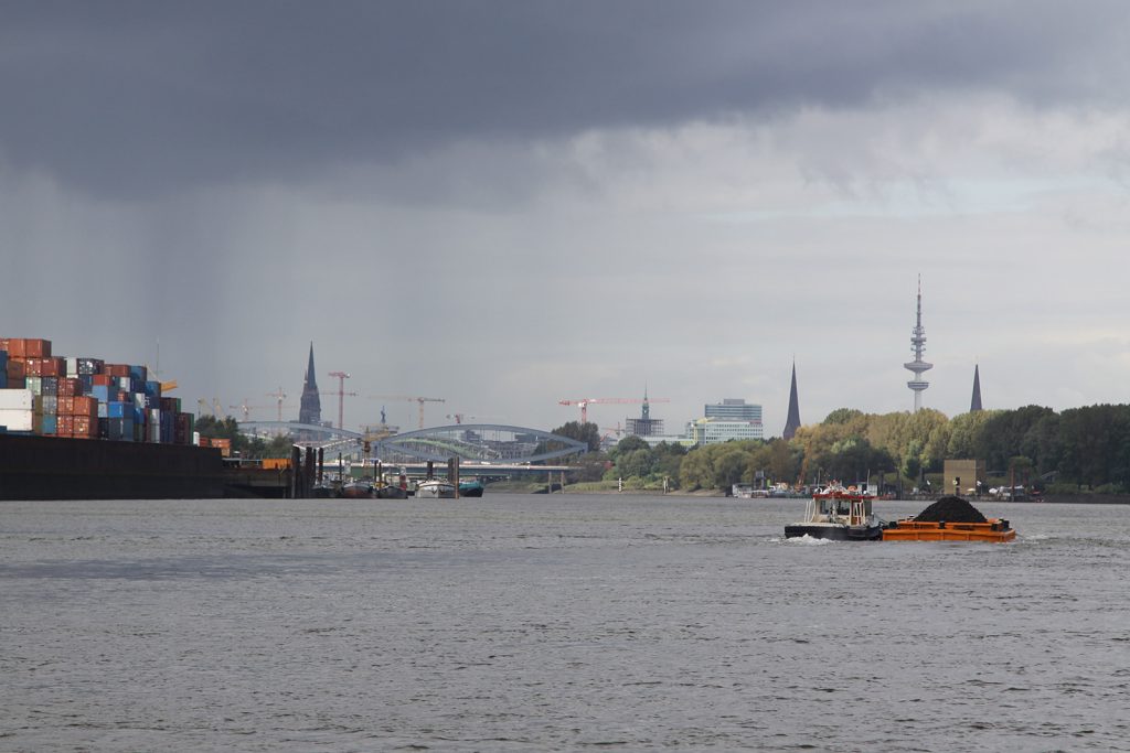 Einlaufen in den Hafen Hamburg