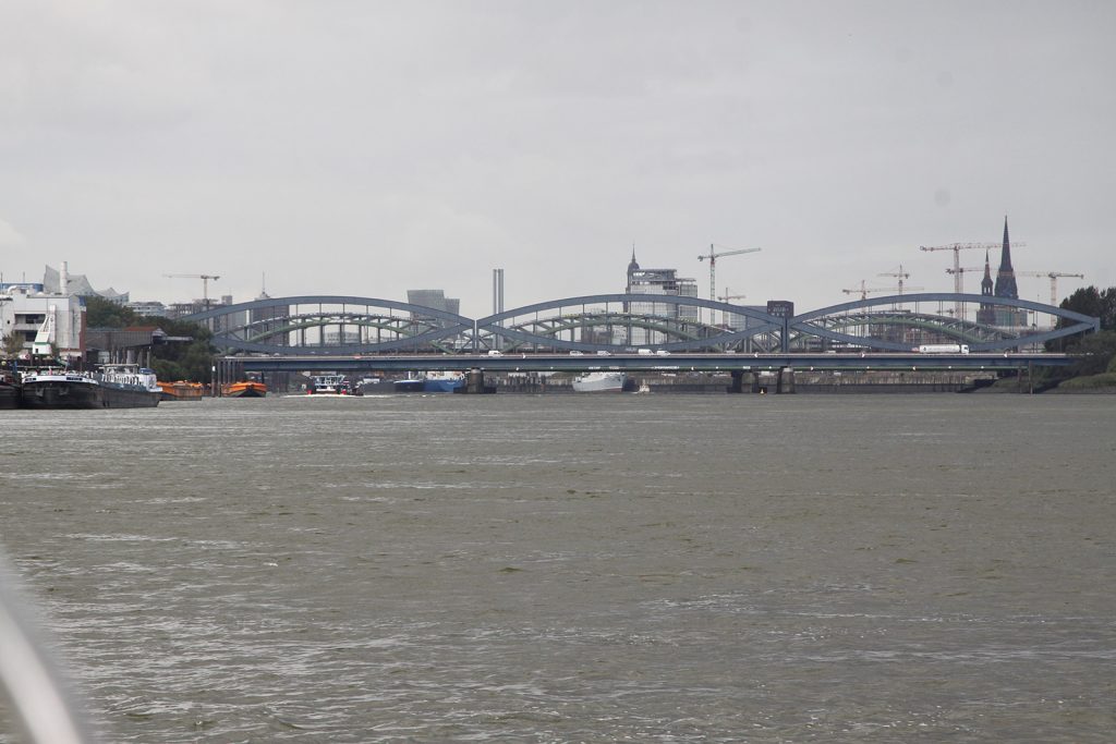 Einlaufen in den Hafen Hamburg