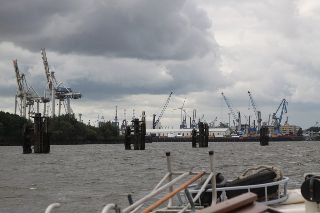 Einlaufen in den Hafen Hamburg