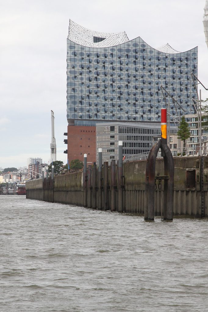 Einlaufen in den Hafen Hamburg