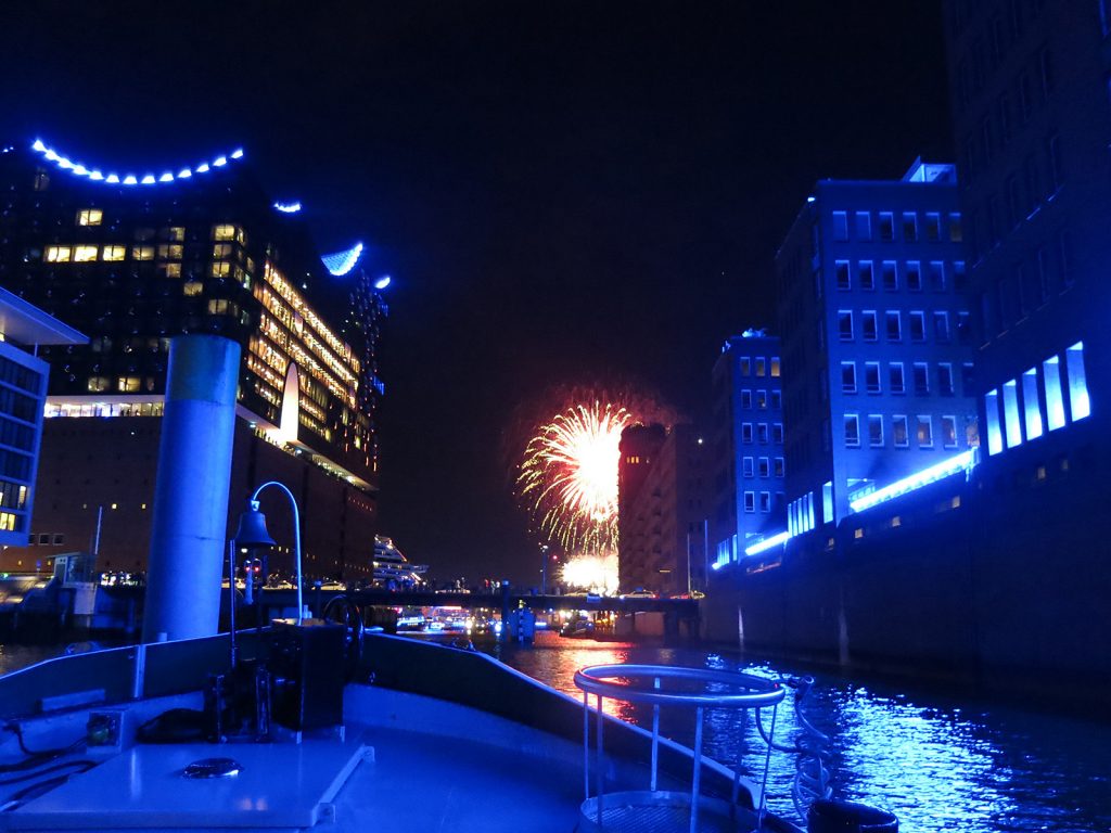 Elbphilharmonie, Kreuzfahrtschiff und Feuerwerk – von unserem Vorderdeck aus