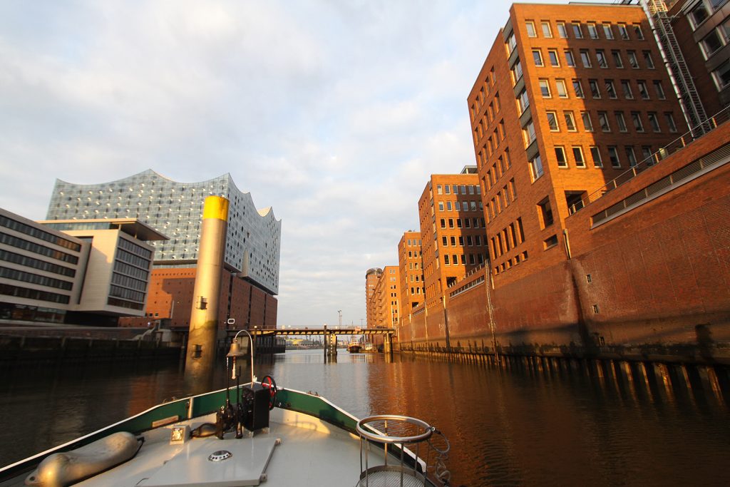 Auslaufen aus dem Sandtorhafen bei Niedrigwasser