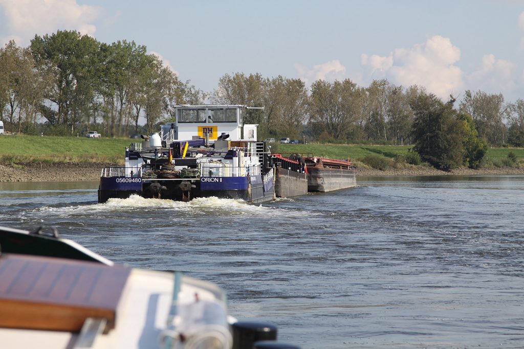 Ein leerer Schubverband fährt vor uns zu Berg