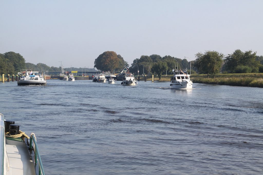 Hinter der «Caressa» aus Groningen in die Schleuse Hilter