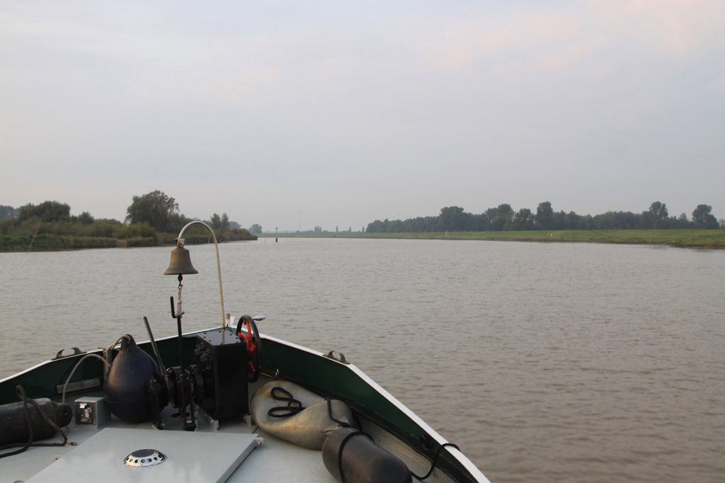 Mit ablaufendem Wasser auf der Ems zu Tal