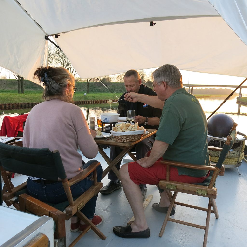 Abendessen auf dem Vorderdeck