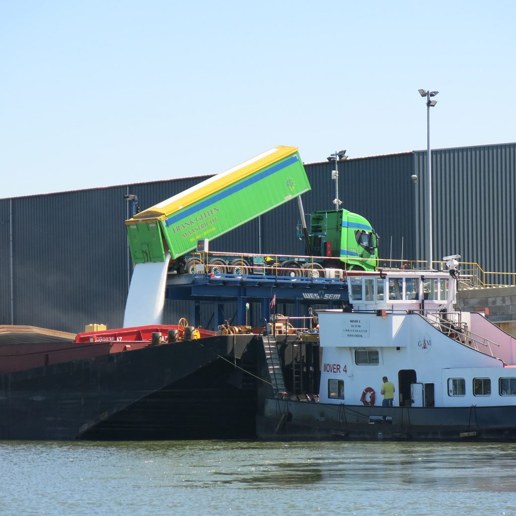 Güterumschlag in Maasbracht vom Lastwagen aufs Schiff