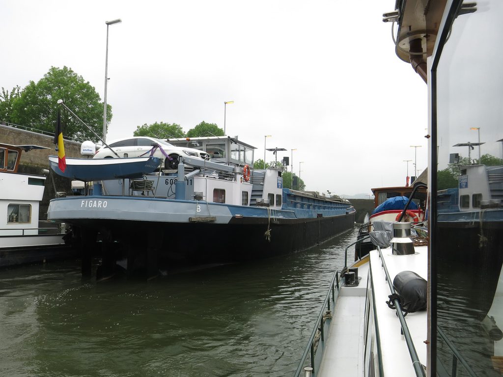 Gemeinsam mit Frachtschiffen in der Grossschleuse von Ampsin-Neuville