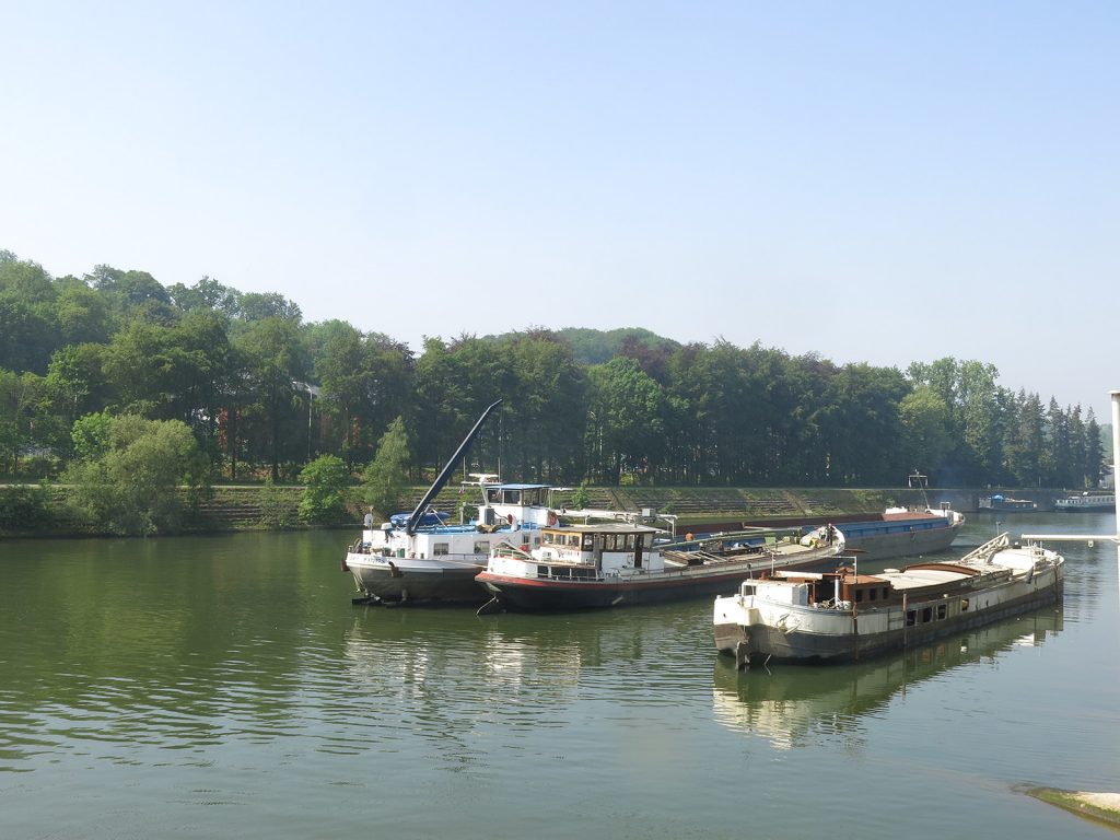 Vor der Werft Meuse et Sambre in Beez