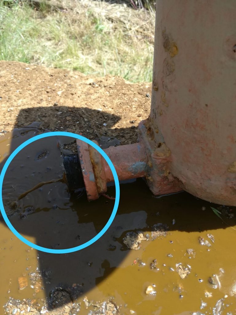 Das Rostwasser sprudelt fröhlich aus dem abgesoffenen Motor