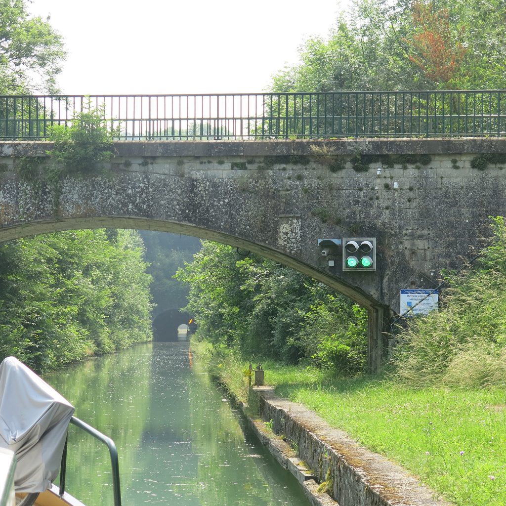 Der 866 Meter lange Tunnel von Foug, Wasserscheide zwischen Mass und Mosel