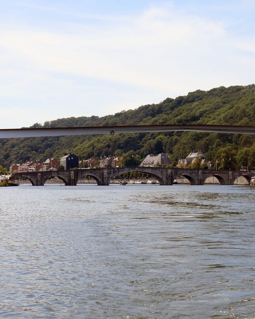 Die Brücke von Jambes, rechts nach der Brücke der Quai du Casino