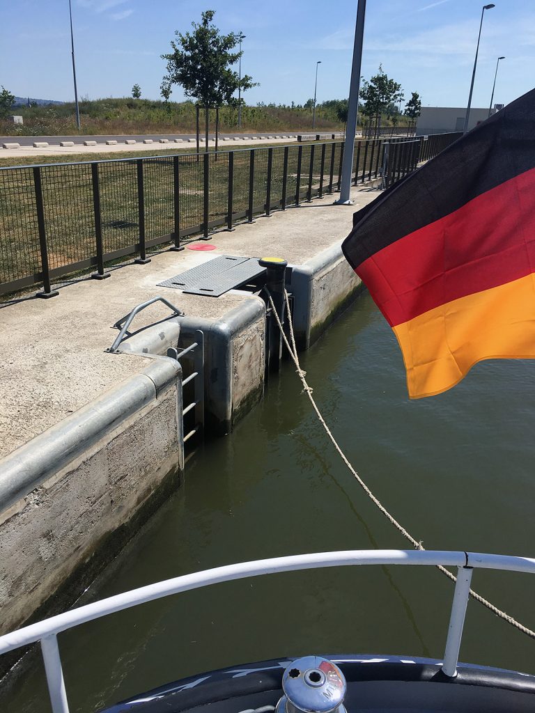 Schwimmpoller in der Schleuse von Lanaye