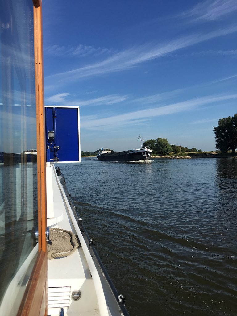 Die Blaue Tafel zeigt Linksverkehr an